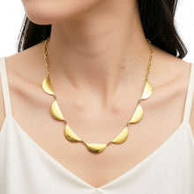 Load image into Gallery viewer, Scalloped Chain Necklace